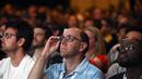 Sambil menggunakan Google Glass, para peserta menyimak serius presentasi yang disampaikan para pembicara di konferensi pengembang aplikasi Google I/O 2014 di San Francisco, Amerika Serikat, (25/6/2014). (REUTERS/Elia Nouvelage)