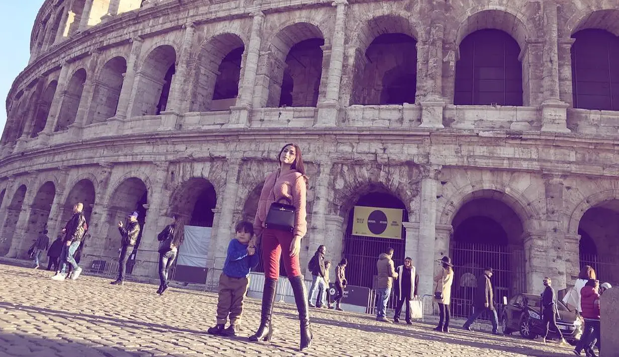 Jessica Iskandar mengisi liburan akhir tahun dengan berlibur ke beberapa negara di Eropa. Salah satunya adalah Roma, Italia. (Foto: instagram.com/inijedar)