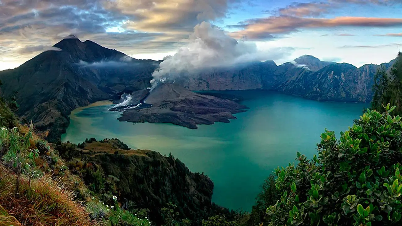 Dibanjiri Pendaki, Gunung Rinjani Dipenuhi Sampah