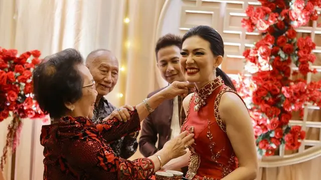 7 Momen Upacara Teapai Delon dan Aida Chandra, Seserahan Barang Mewah