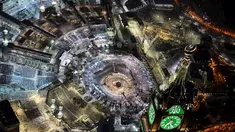Pandangan udara menunjukkan ribuan umat Muslim memadati Kakbah yang terletak di Masjidil Haram pada malam Lailatul Qadar di kota Mekkah, 14 Juli 2015. (REUTERS/Ali Al Qarni)