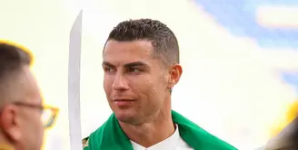 Pesona tampan Cristiano Ronaldo sebagai pemain sepak bola memang sukses membuat wanita takluk [instagram/alnassr_fc]