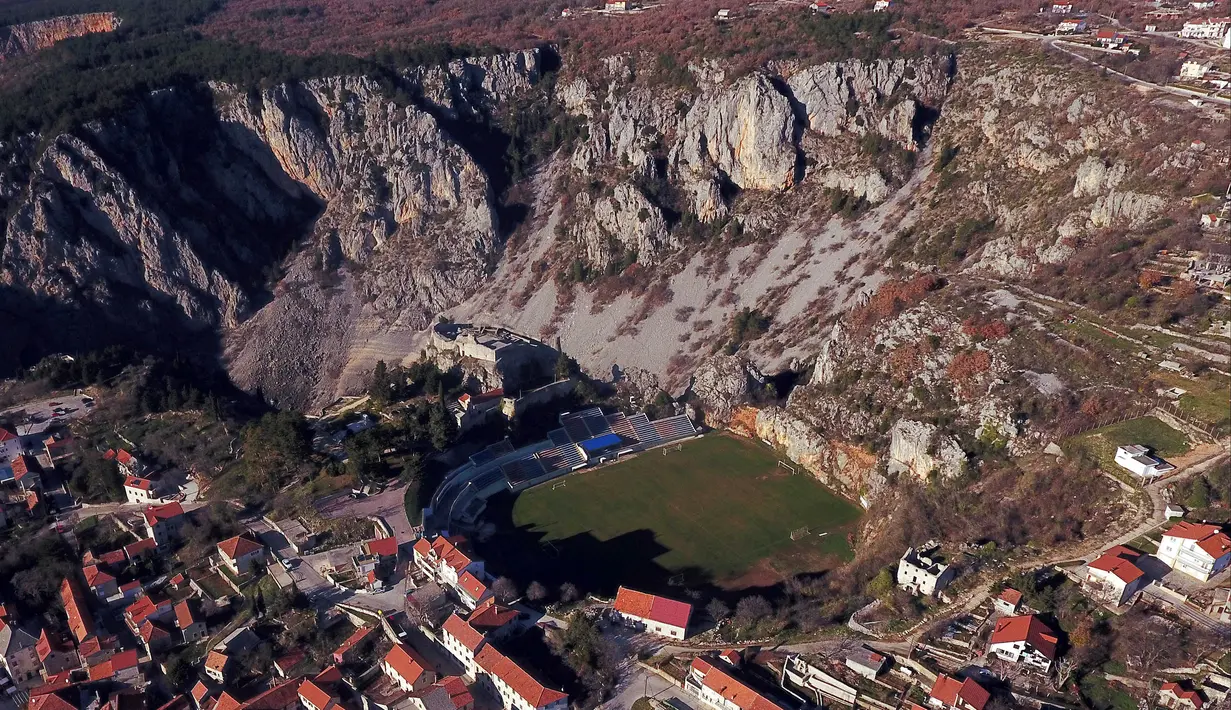 Stadion yang bersebelahan dengan ngarai ini dibangun pada tahun 1989 dan digunakan oleh klub NK Imotski. Stadion berkapasitas 4000 orang ini dinobatkan sebagai salah satu stadion dengan pemandangan paling indah di dunia. (AFP/Branimir Boban)