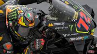 Pebalap Tim Mooney VR46, Marco Bezzecchi (kanan) memacu motornya saat MotoGP Argentina 2023 di Autódromo Termas de Río Hondo, Argentina, Senin (03/04/2023) dini hari WIB. (AFP/Juan Mabromata)