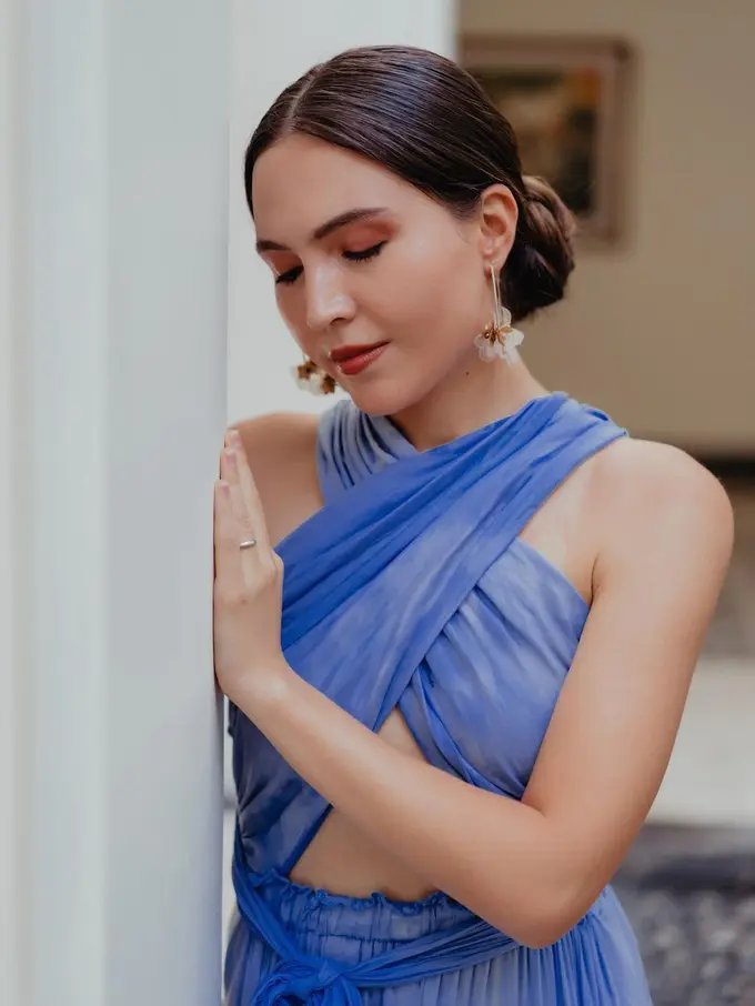 Gaya Pemotretan Olivia Jensen di Pinggir Pantai Bernuansa Biru. (Sumber: Instagram/oliviajensen)