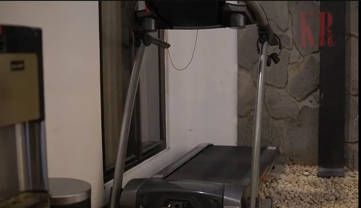 Treadmill yang selalau digunakan Ello saat pagi.  Ia mengaku bangun pukul lima dan kemudian olahraga. [Youtube/KR TV]