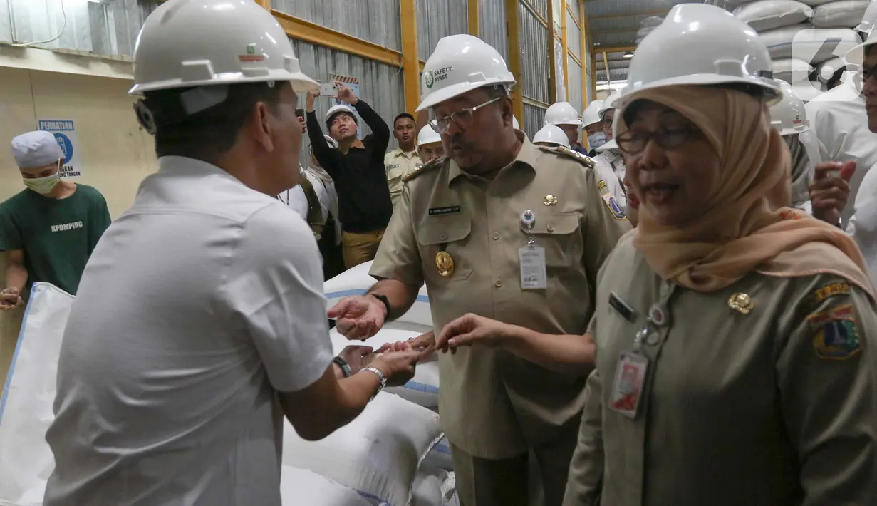 Peninjauan tersebut untuk memastikan ketersediaan stok bahan pangan pokok jelang Ramadan. (Liputan6.com/Herman Zakharia)
