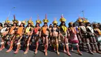 Perempuan pribumi berjalan kaki saat menggelar protes terkait kebijakan Presiden Brasil Jair Bolsonaro di Brasilia, Selasa (13/8/2019). Perempuan pribumi Brasil berdemonstrasi mengecam rencana Bolsonaro membuka hutan hujan Amazon untuk penambangan dan agribisnis. (EVARISTO SA/AFP)