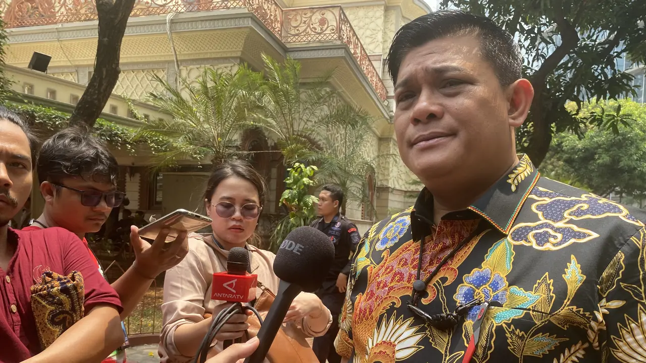 Direktur Reserse Kriminal Khusus Polda Metro Jaya Kombes Pol Ade Safri Simanjuntak menyebut, ada beberapa barang bukti yang ditemukan di rumah Kertanegara Nomor 46 terkait kasus Ketua KPK Firli Bahuri.