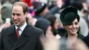 Kate Middleton tersenyum sambil berjalan bersama suaminya, Pangeran William usai mengikuti Misa Natal bersama keluarga kerajaan di Gereja St. Mary Magdalene di Sandringham, Inggris, (25/12/2015). (AFP/BEN STANSALL)