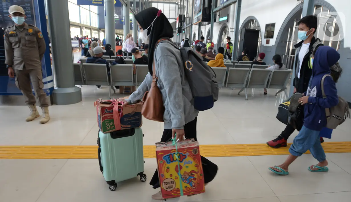 Sejumlah penumpang membawa barang bawaan di Stasiun Pasar Senen, Jakarta, Rabu (19/5/2021). Stasiun Pasar Senen tak menerapkan kembali pengecekan dokumen bebas COVID-19 bagi para penumpang yang tiba di Jakarta. (merdeka.com/Imam Buhori)