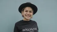 Cukup tampil simpel dan tertutup, Nikita hanya mengenakan kaos hitam dan topi. Namun dirinya nampak terlihat memesona dengan balutan senyum sumringahnya. (Kapanlagi.com/Nurwahyunan)