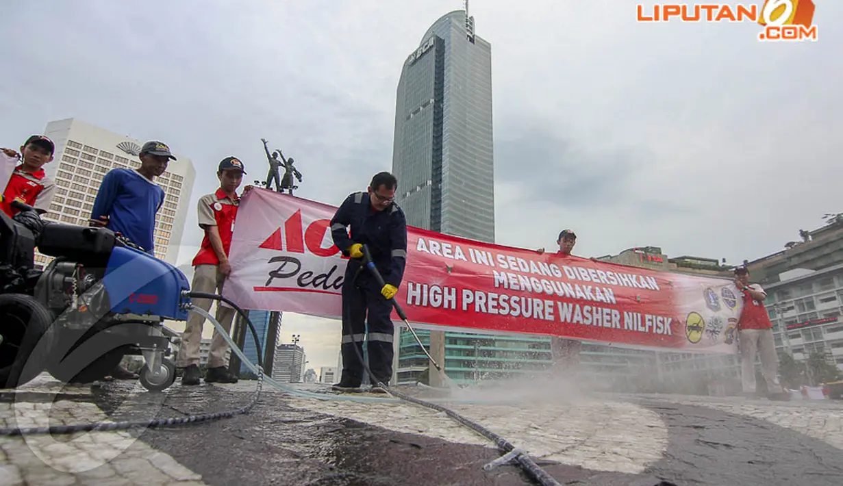 Sebagai pelaku bisnis retail, ACE Hardware Indonesia menunjuk tanggung jawab sosialnya kepada masyarakat dengan melakukan aksi pembersihan 27 simbol kota yang ada di 24 kota di Indonesia, Sabtu (19/4/14). (Liputan6.com/Faizal Fanani)