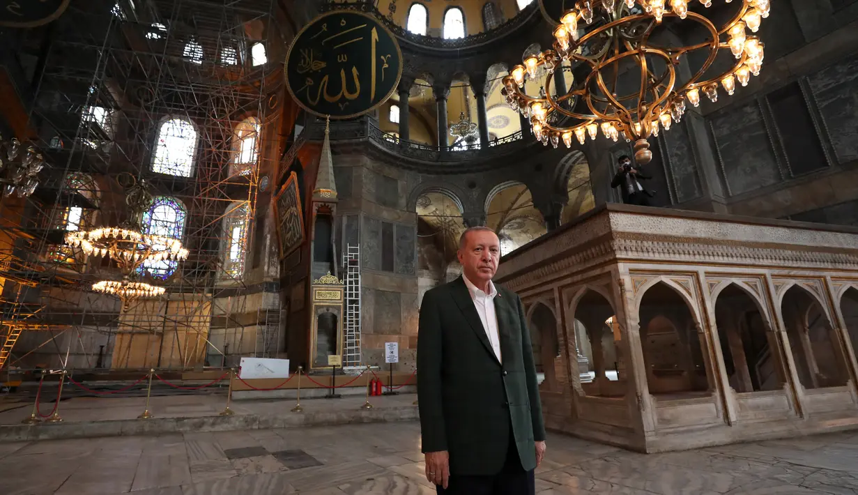 Presiden Turki, Tayyip Erdogan mengunjungi Hagia Sophia di Istanbul, Minggu (19/7/2020). Erdogan melakukan kunjungan mendadak ke bangunan kuno tersebut beberapa hari sebelum diselenggarakannya salat pertama usai Hagia Sofia diubah menjadi Masjid. (HO/TURKISH PRESIDENTIAL PRESS SERVICE/AFP)