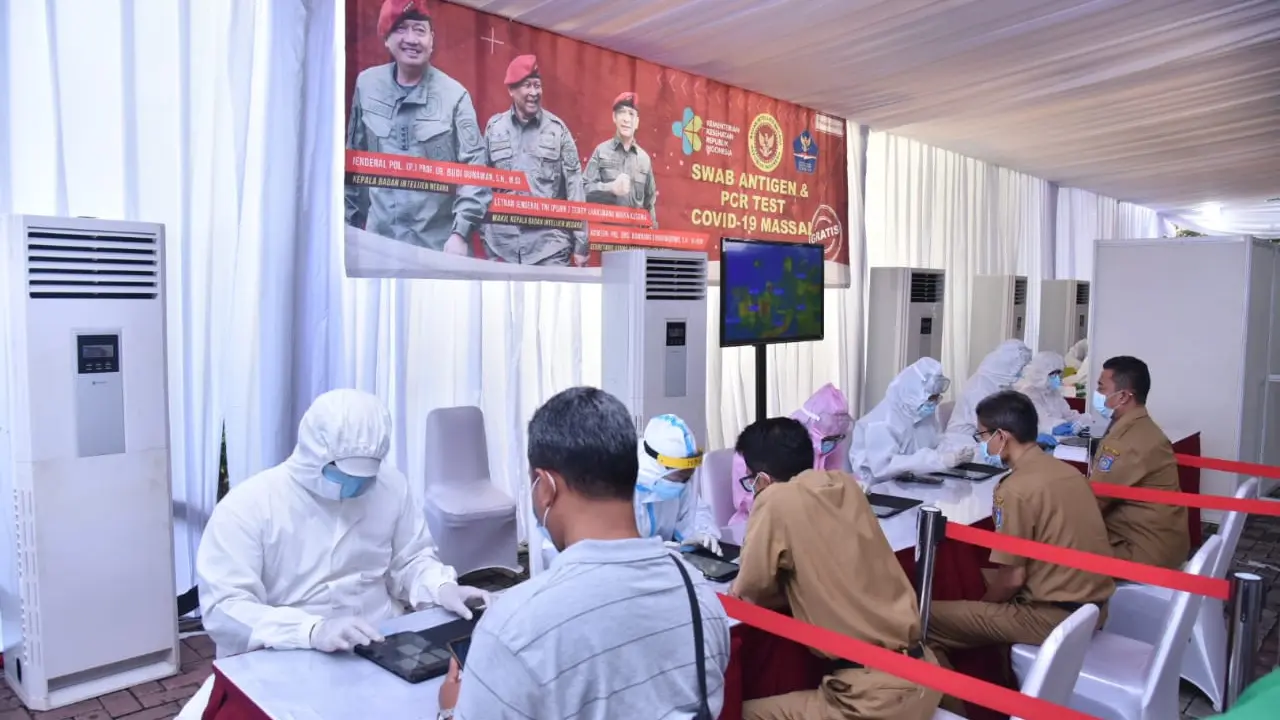 Badan Intelijen Negara (BIN) menyelenggarakan test usap massal kepada warga di Kantor Kecamatan Ciputat Timur, Kota Tangerang Selatan. (Istimewa)