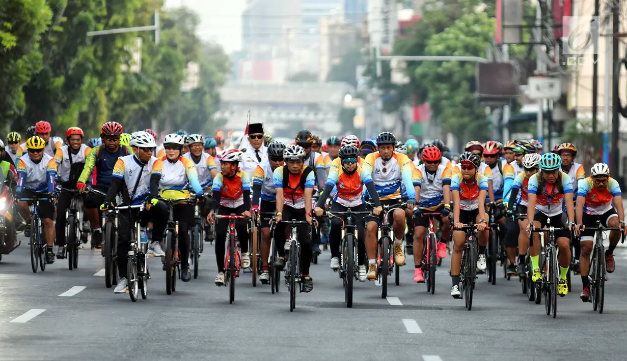 Sejumlah peserta mengikuti Fun Bike dalam rangka menyambut HUT ke-69 Bank Tabungan Negara (BTN) di Jakarta, Sabtu (9/2). HUT ke-69 BTN jatuh pada tanggal 9 Februari 2019. (Liputan6.com/Johan Tallo)