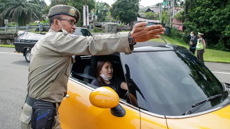 Mobil Ayu Ting Ting diberhentikan karena ganjil genap akhir pekan di Bogor. (Istimewa)