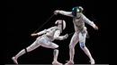 Atlet Anggar asal Rusia Larisa Korobeynikova (kiri) bertanding dengan Alice Volpi dari Italia dalam perebutan medali perunggu individu foil putri Olimpiade Tokyo 2020 di Makuhari Messe Hall, Prefektur Chiba, Jepang, Minggu (25/7/2021). (Foto: AFP/Fabrice Coffrini)