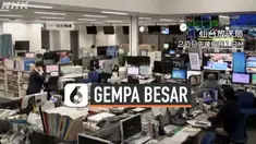 Gempa besar berkekuatan magnitudo 7 mengguncang Jepang Sabtu (20/3) waktu setempat. Detik-detik gempa menakutkan ini terekam kamera di beberapa tempat.
