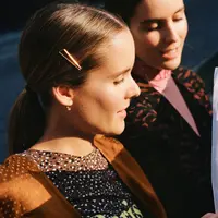 Sempurnakan gaya dengan sentuhan aksesori rambut hair clip yang jadi favorit influencer dunia. (Foto: Instagram @helenacuesta)