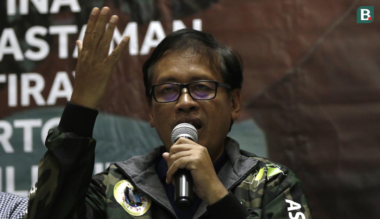 Perwakilan Kemenpora, Raden Isnanta, saat jumpa pers Charity for Palu, Sigi dan Donggala di gedung Kemenpora, Jakarta, Jumat (16/11). APPI, MSG dan Kemenpora akan gelar laga amal untuk Palu, Sigi dan Donggala. (Bola.com/Yoppy Renato)