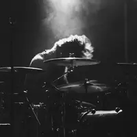 Pukulan cepat dan bertenaga, berikut 5 drummer Indonesia yang kerap tampil ekskplosif.