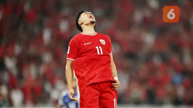 Foto: Penuh Kecewa, Pemain Timnas Indonesia Tertunduk di Depan Ribuan Suporter Garuda