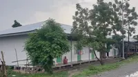 seorang lansia sedang duduk di depan bilik huntaranya di Kelurahan Petobo, Kota Palu. Huntara itu adalah salah satu dari huntara-huntara yang masih dihuni ribuan penyintas Gempa Palu hingga tahun 2022. (Foto: Heri Susanto/ Liputan6.com).