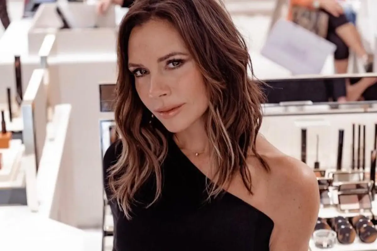 Gaun Rancangan Victoria Beckham Senilai Rp26 Juta Dicibir Netizen, Disebut Mirip Noda Tumpahan Kopi
