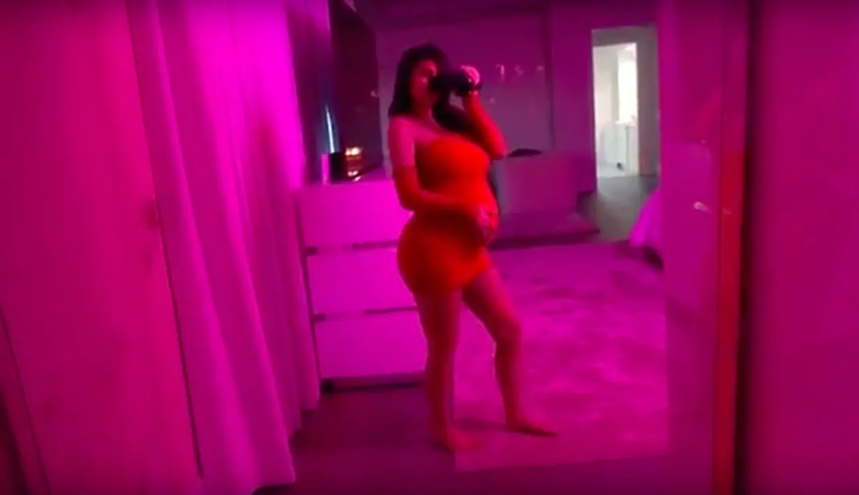 Kylie Jenner memang menutup rapat kehamilannya. Bahkan saudara setengah kandungnya, Brody Jenner sendiri tak mengetahui prihal kehamilan Kylie. (Youtube)