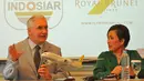Chairman of Royal Brunei Airlines, Mr. Dermot Mannion (kiri) memberikan keterangan pers terkait kedatangannya ke Indosiar, Jakarta, Senin (16/11/2015). Royal Brunei Airlines akan menjadi sponsor program D'Academy Asia. (Liputan6.com/Faisal R Syam)
