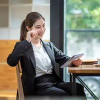 ilustrasi perempuan bekerja/Amnaj Khetsamtip/Shutterstock