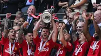 Perdana! Manchester United Kawinkan Trofi Juara Piala FA Tim Putra dan Putri