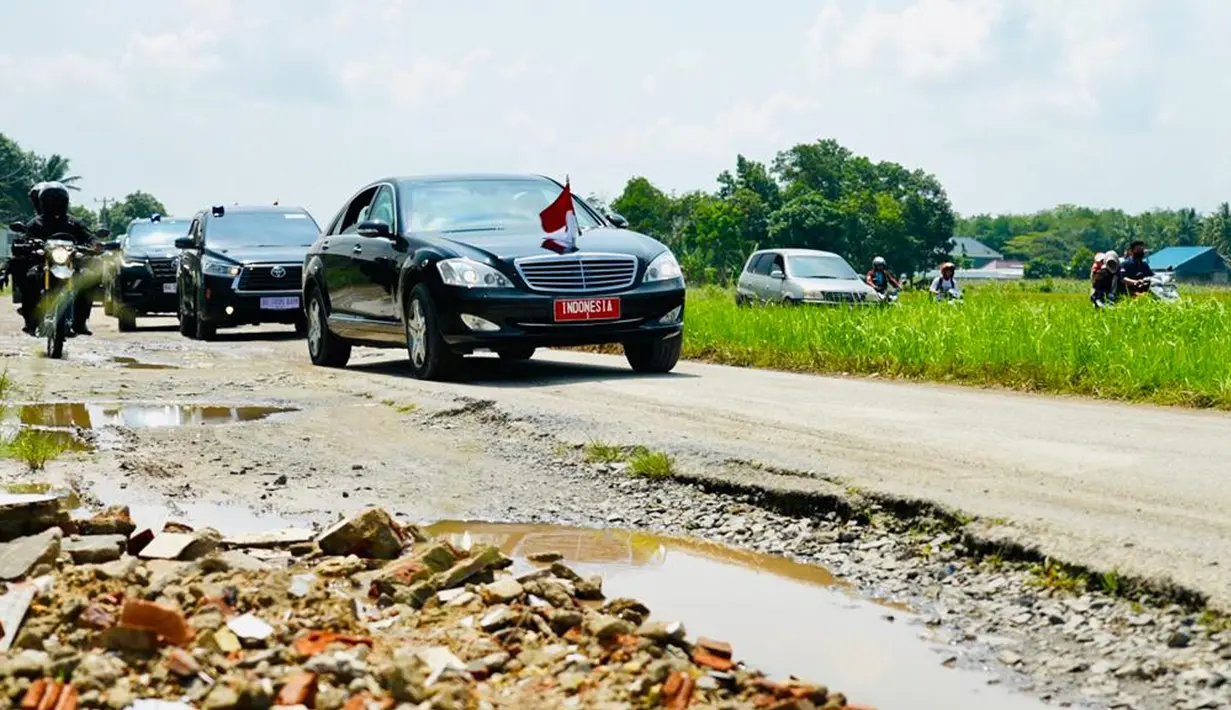 <p>Ruas jalan pertama yang ditinjau Presiden Joko Widodo atau Jokowi dalam kunjungan kerja ke Provinsi Lampung, Jumat (5/5/2023). Pada pukul 10.30 WIB, jalan pertama yang ditinjau adalah Jalan Terusan Ryacudu Kabupaten Lampung Selatan. (Foto: Laily Rachev - Biro Pers Sekretariat Presiden)</p>