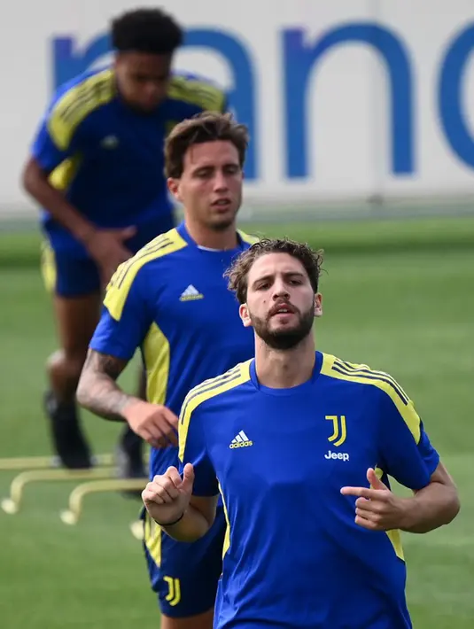 Penjaga gawang Juventus Carlo Pinsoglio menghadiri sesi latihan bersama rekan satu timnya di The Juventus Training Center, Turin, Italia, 13 September 2021. Juventus akan menghadapi Malmo pada pertandingan Grup H Liga Champions. (MARCO BERTORELLO/AFP)