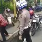 Pelanggar lalu lintas membanting sepeda motornya karena menolak ditilang polisi. (Liputan6.com/M Syukur)