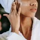 Vitamin C, asam azelaat, dan retinoid menjadi beberapa bahan yang dapat membantu menyamarkan hiperpigmentasi jika digunakan dengan tepat. (Foto/Dok: Pexels)