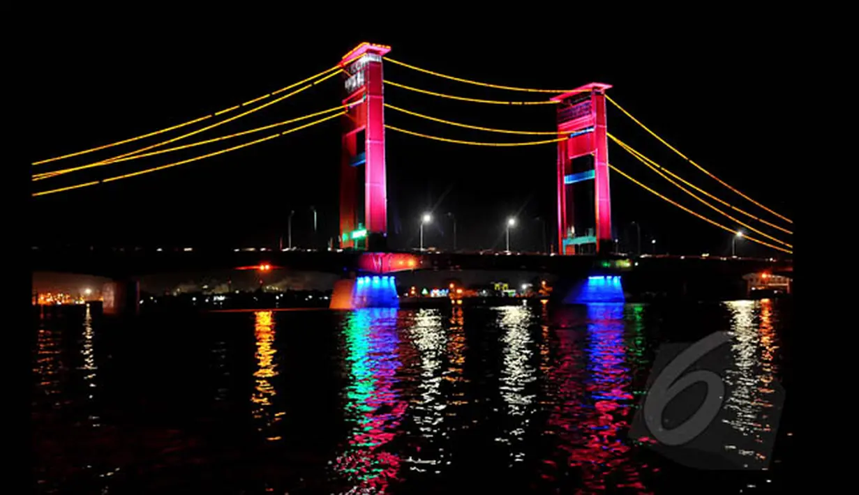 Jembatan Ampera tampak begitu mempesona saat malam tiba, Palembang. Foto diambil pada Sabtu (24/1/2015). (Liputan6.com/Johan Tallo)