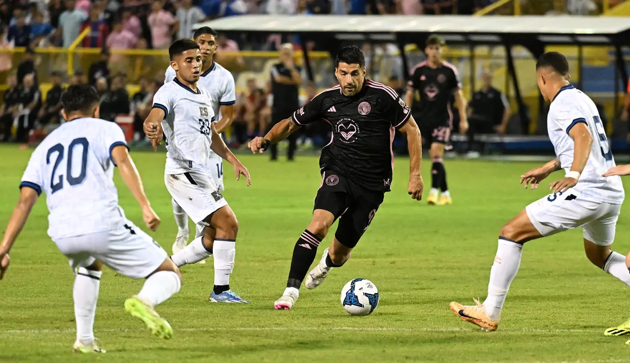 Pemain Inter Miami, Luis Suarez (tengah) berusaha melewati sejumlah pemain Timnas El Salvador pada laga persahabatan yang digelar di Kota San Salvador, El Salvador, Sabtu (20/01/2024) pagi WIB. (AFP/Marvin Recinos)