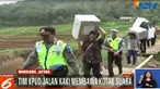 Terbatasnya jumlah ojek, membuat Tim KPUD bersama aparat kepolisian lainnya harus jalan kaki sejauh dua kilometer.