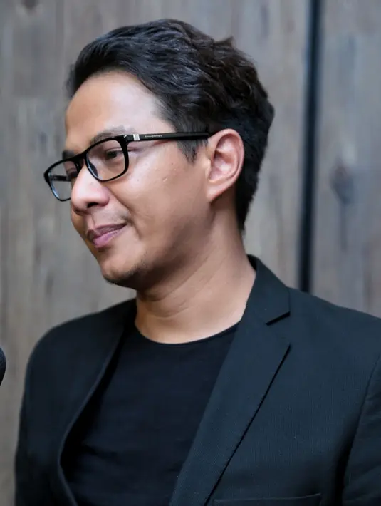 "Iya aku besok nyumbang lagu di pernikahan Sandra. Aku ditodong nyanyi satu lagu sama Sandra Dewi secara langsung," kata Delon di Plaza Semanggi, Jakarta Selatan, Senin (7/11). (Adrian Putra/Bintang.com)