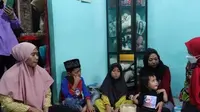 Wali Kota Bandar Lampung Eva Dwiana saat mengunjungi salah satu keluarga korban insiden lift jatuh yang menewaskan 7 orang pekerja. (Liputan6.com/ Dok Ist)