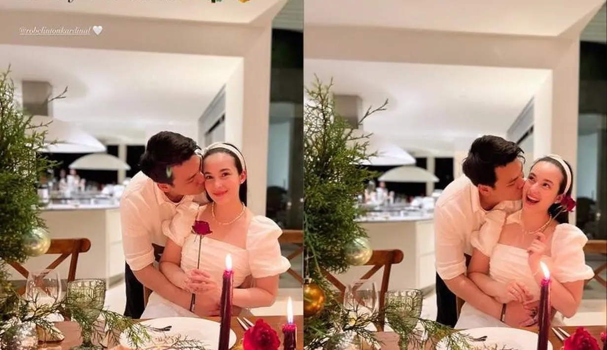 Perdana rayakan Natal bersama suami, Chelsea Islan tampil cantik pakai dress dengan aksen puff sleeve.  Sementara Rob Clinton mengenakan kemeja putih dan celana hitam.  @chelseaislan.
