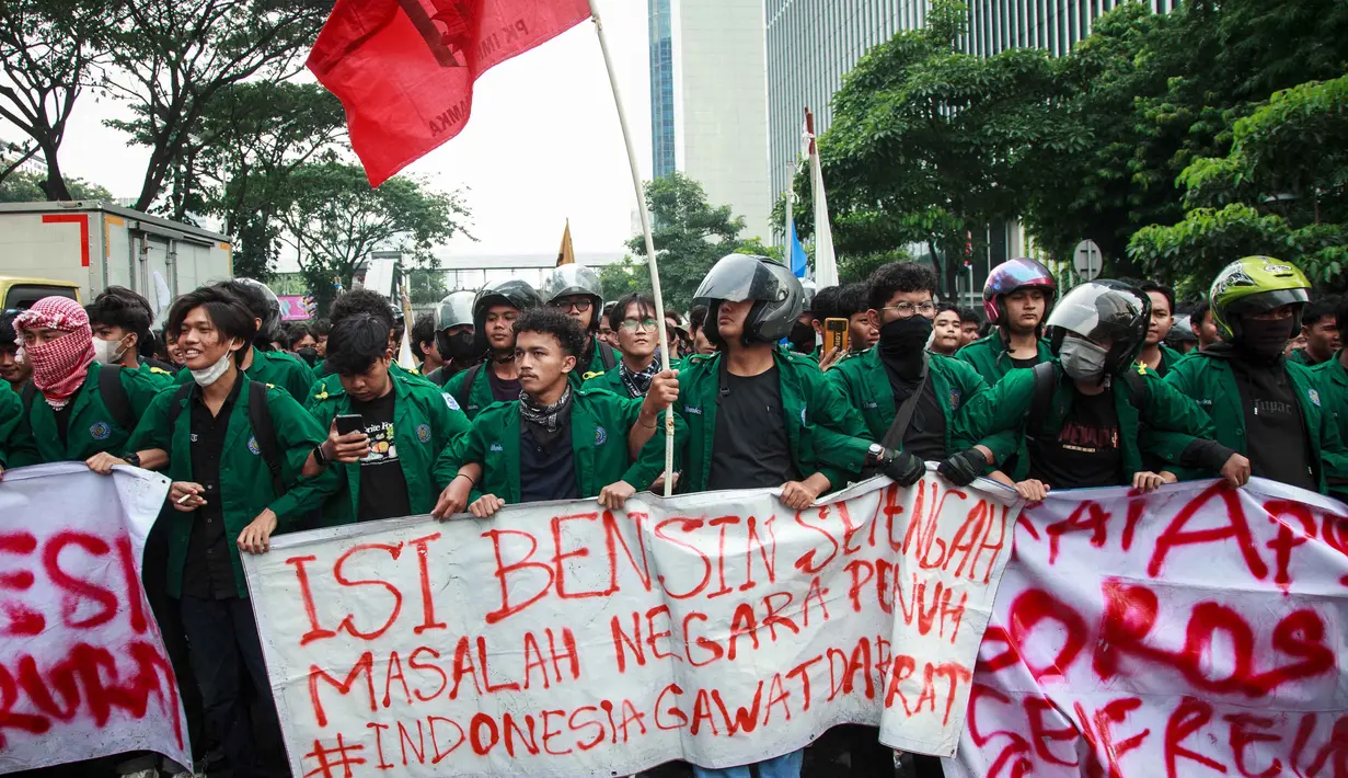 Mahasiswa melakukan aksi protes terhadap kenaikan harga Bahan Bakar Minyak (BBM) non-subsidi dan program Makan Bergizi Gratis (MBG) di Jakarta, Senin 15 Juni 2026. (Aditya Irawan/AFP)