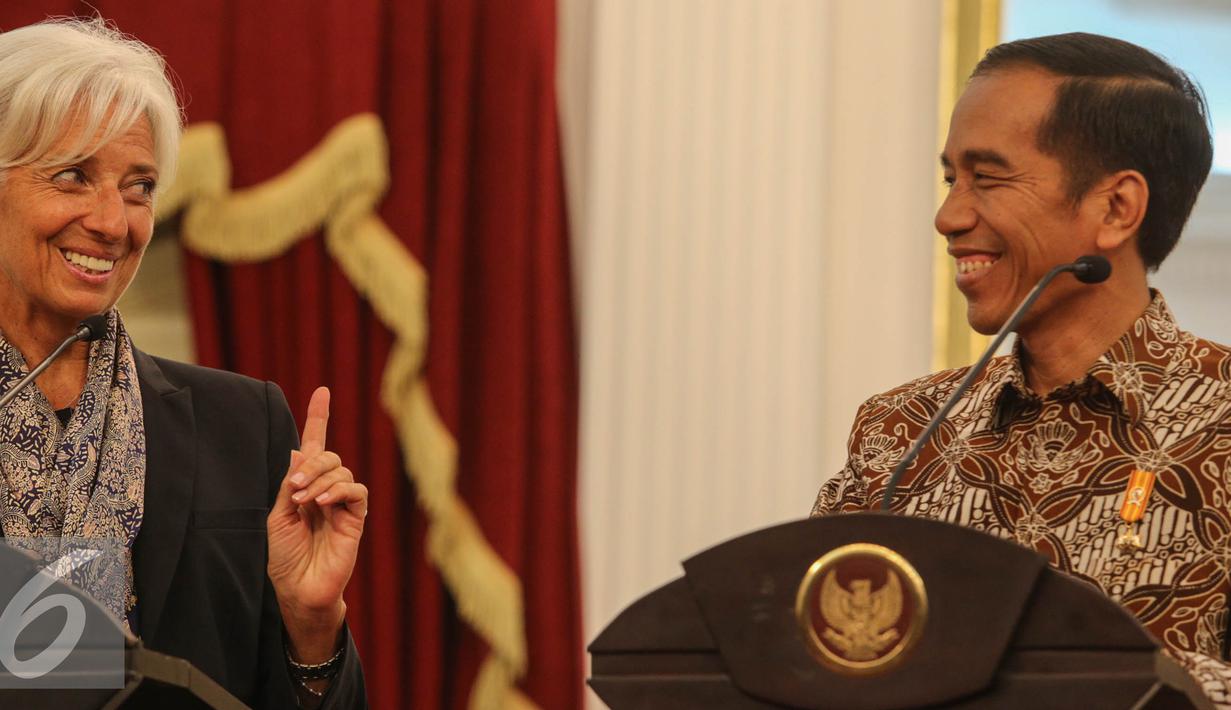 Presiden Joko Widodo memberikan keterangan pers dengan Direktur Pelaksana Dana Moneter Internasional (IMF) Christine Lagarde usai pertemuan tertutup di Istana Merdeka, Jakarta, Selasa (1/9/2015). (Liputan6.com/Faizal Fanani)
