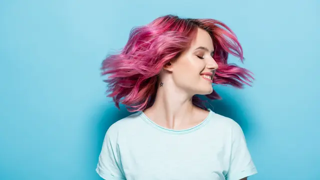 Cukup 4 Langkah, Begini Cara Memakai Pewarna Rambut Sendiri yang Hasilnya Tak Kalah dengan Salon