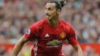 Penyerang Manchester United, Zlatan Ibrahimovic menggiring bola saat bertanding melawan Leicester City di Old Trafford,  Inggris  24 September 2016. Ibrahimovic mempersembahkan tiga gelar untuk Manchester United. (AP Photo/Rui Vieira, File)