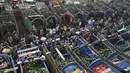 Orang-orang berdagang semangka di pasar buah di Lahore, Pakistan (12/4/2022).  Semangka biasa dipanen buahnya untuk dimakan segar atau dibuat jus. (AFP/Arif Ali)