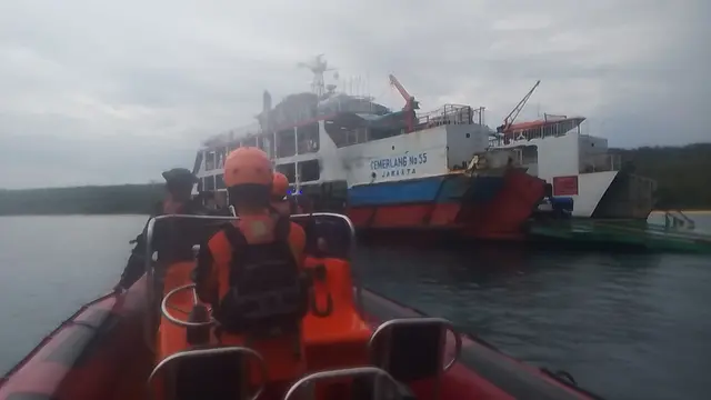 Proses evakuasi penumpang kapan kandas di perairan Gilimanuk.