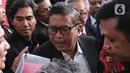 Tersangka kasus dugaan suap pergantian antarwaktu (PAW) dan perintangan penyidikan, Hasto Kristiyanto meninggalkan gedung Merah Putih Komisi Pemberantasan Korupsi (KPK) usai menjalani pemeriksaan, Jakarta, Senin (13/1/2025). (Magang/Liputan6.com/Muhammad Rizal)